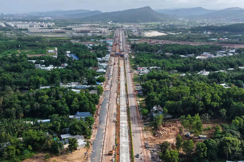 Lắp ray hiệu chuẩn tuyến t&agrave;u điện nhẹ LRT Ph&uacute; Quốc  - Ảnh 3.