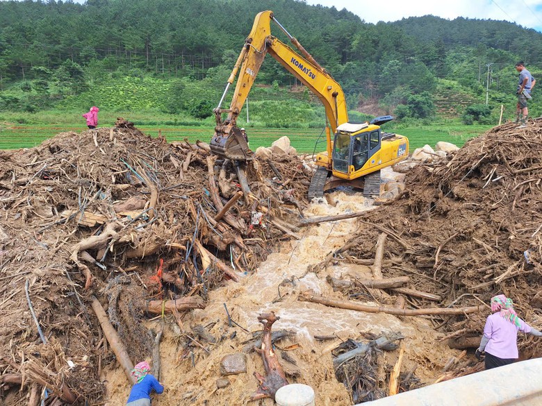 Khắc phục hậu quả thi&ecirc;n tai ở Mường Than, sớm ho&agrave;n th&agrave;nh dự &aacute;n kết nối giao th&ocirc;ng miền n&uacute;i - Ảnh 3.