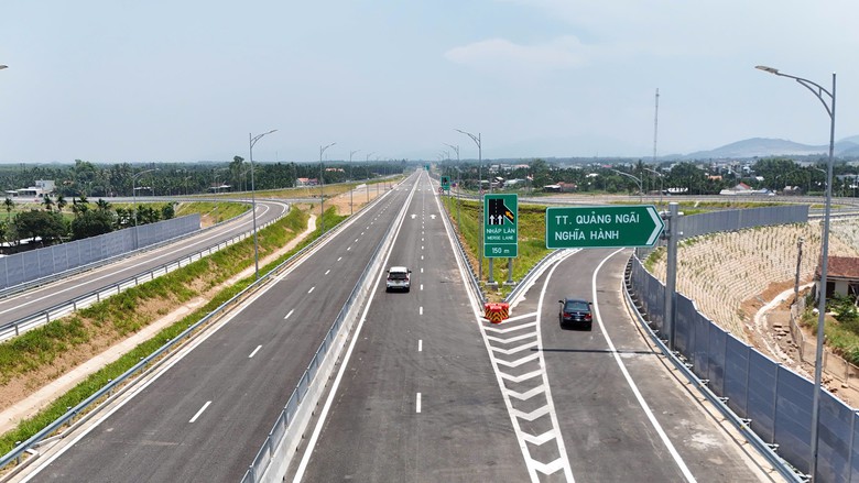 X&acirc;y &ldquo;đường băng&rdquo; để du lịch miền Trung - T&acirc;y Nguy&ecirc;n bứt tốc - Ảnh 2.