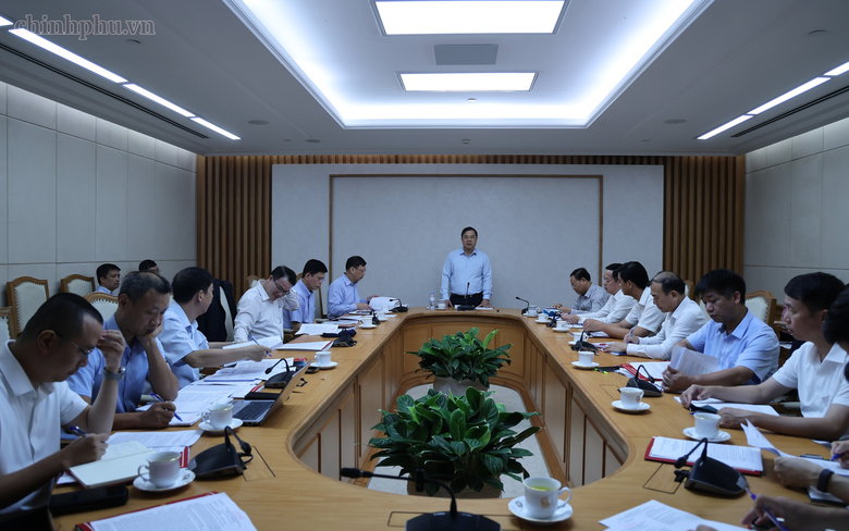 Phó Thủ tướng Thường trực Phạm Gia Túc: Cần nghiên cứu kỹ phương án đầu tư cao tốc Bảo Hà - Lai Châu - Ảnh 1.