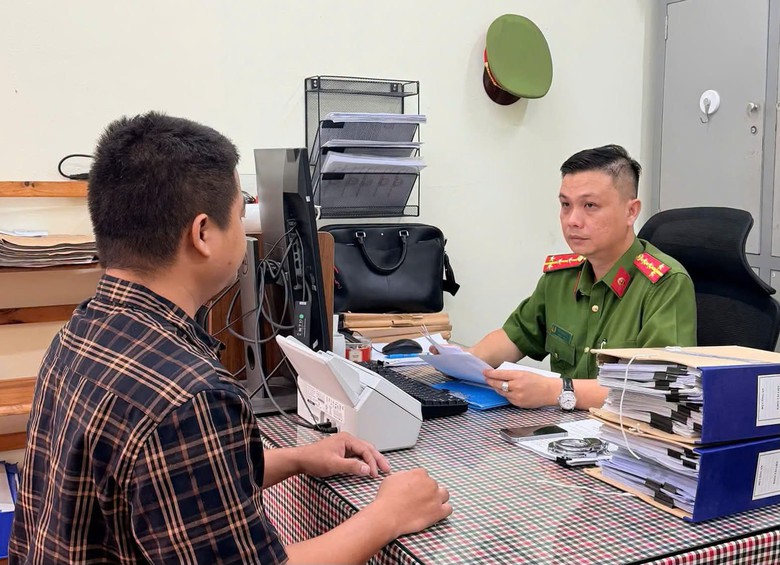 Chủ nhà sách bị bắt vì đưa hơn 33.800 cuốn sách giả về bán kiếm lời - Ảnh 1.