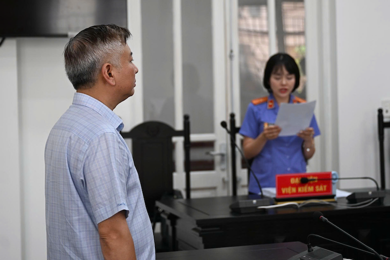 H&agrave; Nội: T&agrave;i xế Mercedes chặn đ&aacute;nh người sau va chạm giao th&ocirc;ng bị phạt t&ugrave; - Ảnh 1.
