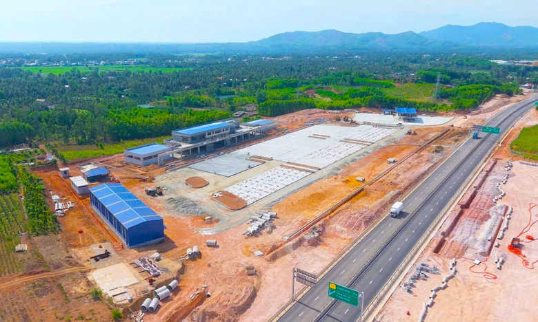 Trước giờ thu ph&iacute; 5 cao tốc Quảng Ng&atilde;i - Nha Trang: Trạm dừng nghỉ chạy đua ho&agrave;n thiện - Ảnh 1.