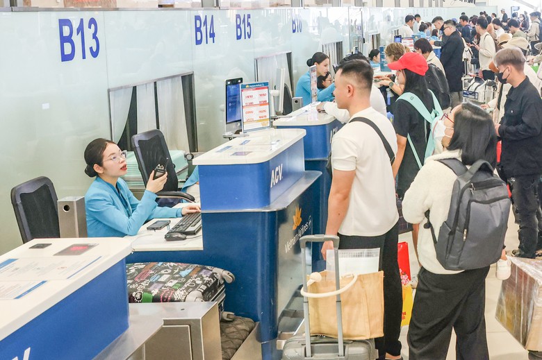 Đi lại dịp nghỉ lễ 2/9: V&eacute; m&aacute;y bay c&ograve;n hay hết? - Ảnh 1.
