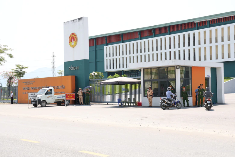 Th&iacute; sinh Trường THPT chuy&ecirc;n Tuy&ecirc;n Quang l&agrave;m thủ tục thi lại kỳ thi tốt nghiệp 2026 - Ảnh 10.