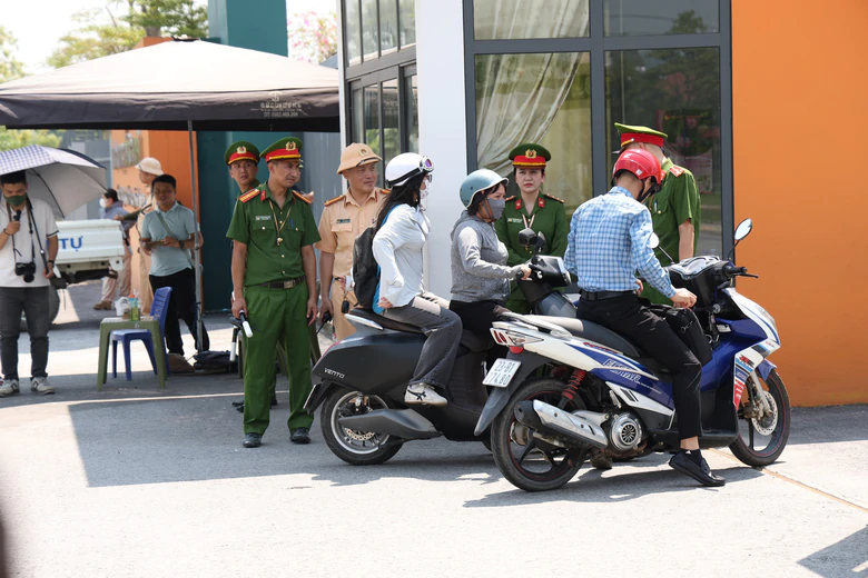 Th&iacute; sinh Trường THPT chuy&ecirc;n Tuy&ecirc;n Quang l&agrave;m thủ tục thi lại kỳ thi tốt nghiệp 2026 - Ảnh 4.