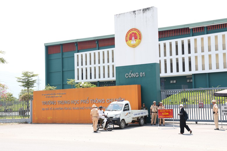 Th&iacute; sinh Trường THPT chuy&ecirc;n Tuy&ecirc;n Quang l&agrave;m thủ tục thi lại kỳ thi tốt nghiệp 2026 - Ảnh 5.