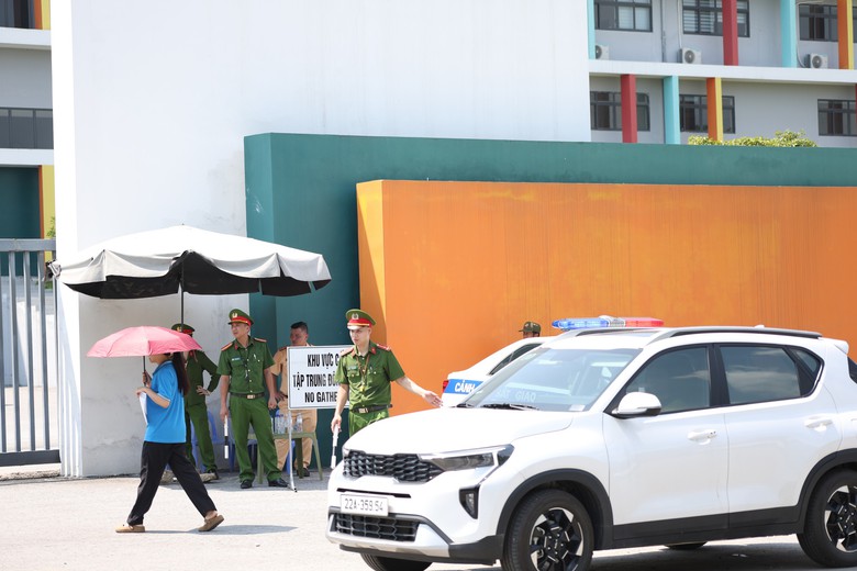 Th&iacute; sinh Trường THPT chuy&ecirc;n Tuy&ecirc;n Quang l&agrave;m thủ tục thi lại kỳ thi tốt nghiệp 2026 - Ảnh 7.