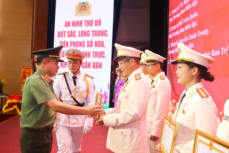 GĐ C&ocirc;ng an H&agrave; Nội: B&aacute;o An ninh Thủ đ&ocirc; phải c&oacute; &ldquo;B&uacute;t sắc, l&ograve;ng trong, ti&ecirc;n phong số h&oacute;a" - Ảnh 2.