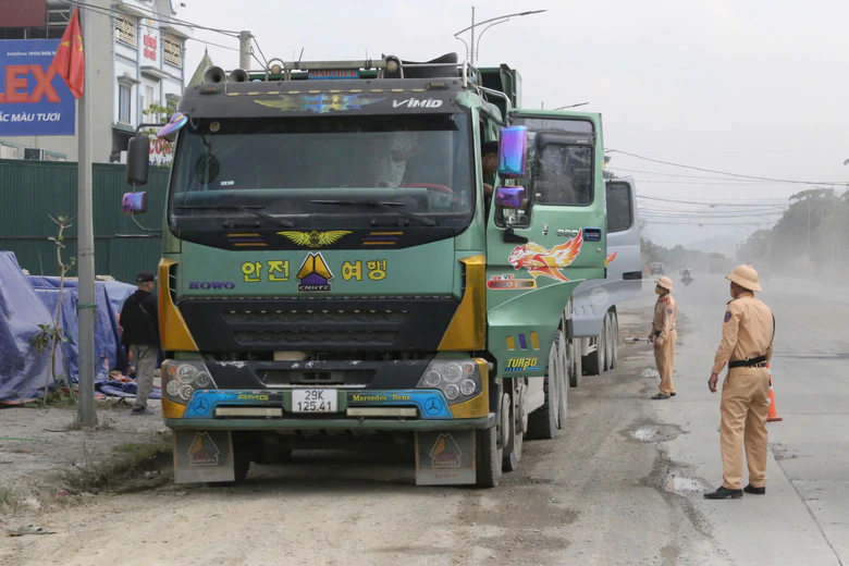 Phú Thọ xử lý xe tải chở đất gây mất an toàn giao thông năm 2026 - Ảnh 6.