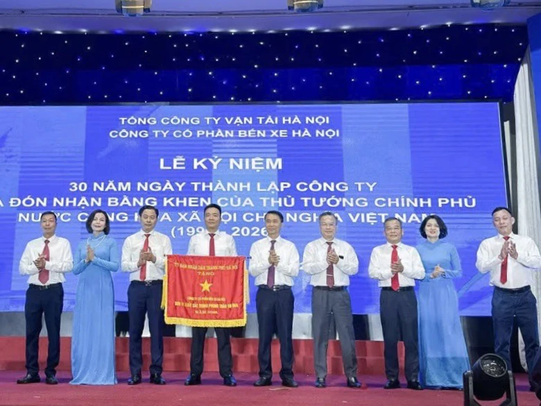 Bến xe H&agrave; Nội đ&oacute;n Bằng khen Thủ tướng, sẵn s&agrave;ng cho h&agrave;nh tr&igrave;nh chuyển m&igrave;nh sau 30 năm - Ảnh 2.