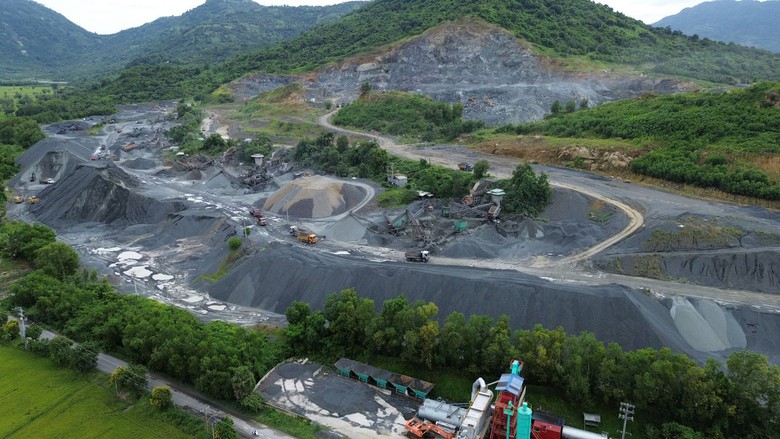 Dự kiến th&aacute;ng 9 sẽ cung ứng 150.000 m3 đ&aacute; cho dự &aacute;n đường Hồ Ch&iacute; Minh qua An Giang  - Ảnh 1.