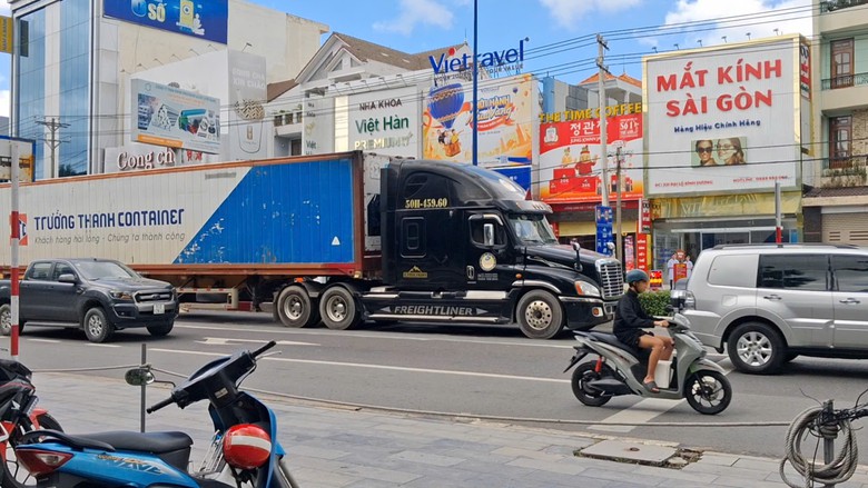 TP.HCM: Người đàn ông bán vé số bị xe đầu kéo cán tử vong tại chỗ - Ảnh 1.