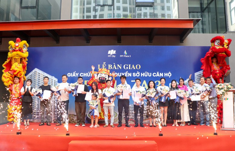 FPT City Đà Nẵng bàn giao giấy chứng nhận quyền sở hữu căn hộ cho cư dân FPT Plaza 3 - Ảnh 2.