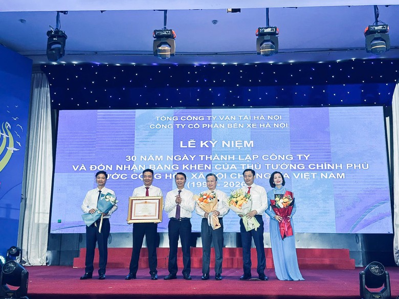 Bến xe H&agrave; Nội đ&oacute;n Bằng khen Thủ tướng, sẵn s&agrave;ng cho h&agrave;nh tr&igrave;nh chuyển m&igrave;nh sau 30 năm - Ảnh 1.