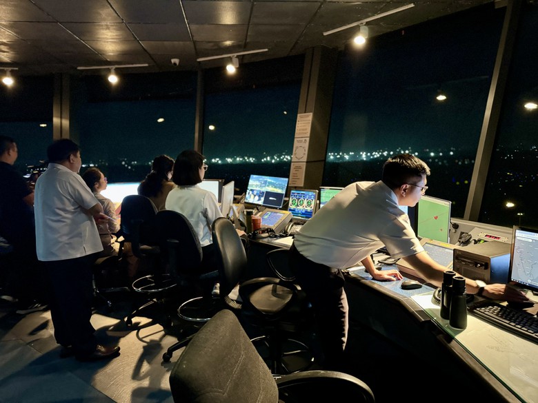 3 diều gắn đèn khiến Tân Sơn Nhất tạm dừng cất, hạ cánh, loạt chuyến bay bị ảnh hưởng - Ảnh 1.