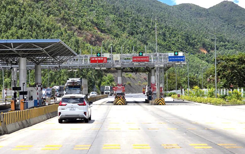 Ch&iacute;nh thức thu ph&iacute; 5 đoạn cao tốc từ Quảng Ng&atilde;i đến Nha Trang - Ảnh 1.
