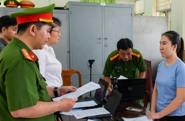 Vĩnh Long: Bắt tạm giam người phị nữ lừa gần 15 tỷ từ chi&ecirc;u "đ&aacute;o hạn ng&acirc;n h&agrave;ng" - Ảnh 1.