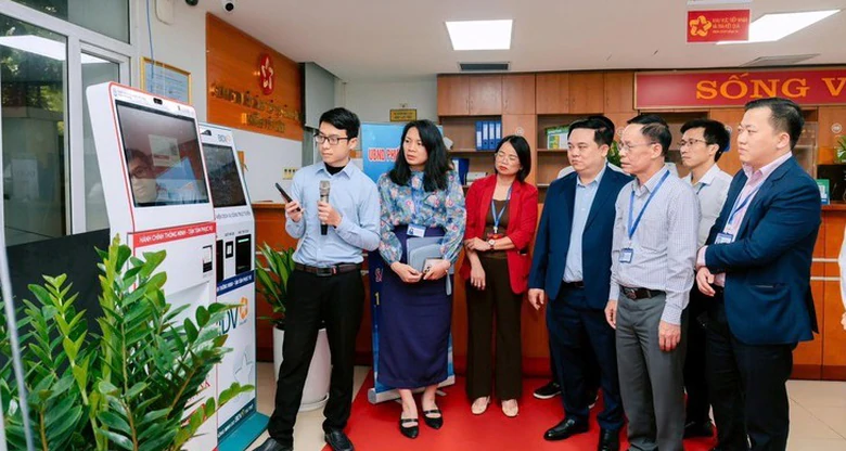 Hà Nội: Chính quyền 2 cấp chuyển mạnh sang quản trị số, phục vụ dân - Ảnh 1.