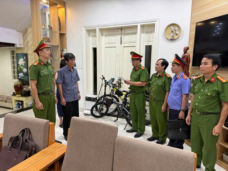 Bắt tạm giam Gi&aacute;m đốc Ban QLDA Đầu tư x&acirc;y dựng v&agrave; Ph&aacute;t triển đ&ocirc; thị TP Huế - Ảnh 1.