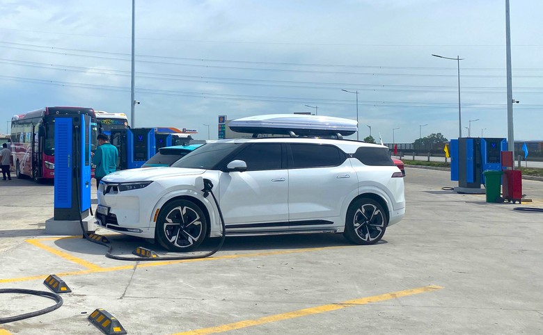 Cục Đường bộ th&uacute;c tiến độ ho&agrave;n thiện trạm sạc điện tr&ecirc;n cao tốc - Ảnh 1.