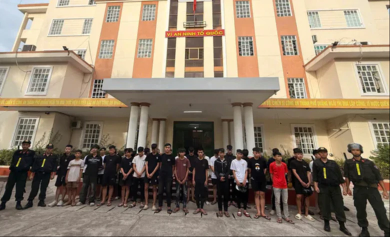 C&ocirc;ng an Quảng Ng&atilde;i tạm giữ hơn 200 thanh thiếu ni&ecirc;n nẹt p&ocirc; ầm ĩ, c&oacute; dấu hiệu đua xe - Ảnh 1.