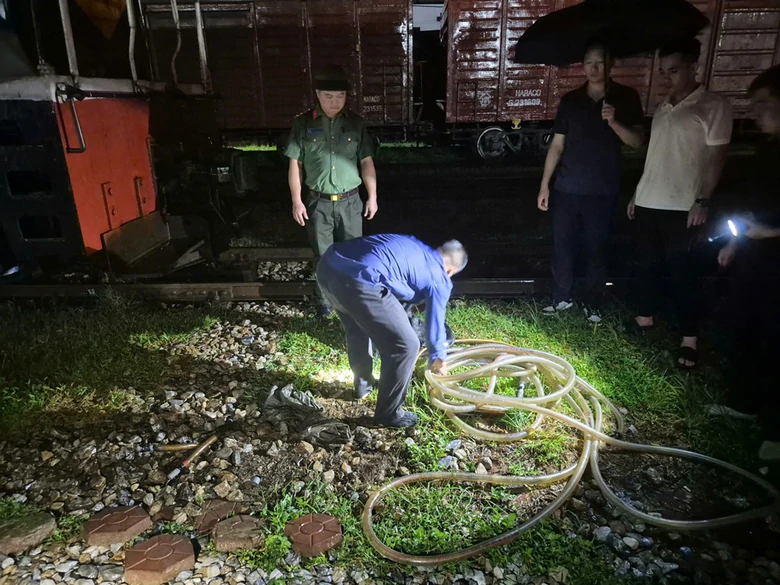 Công an triệt xoá đường dây hút trộm dầu lớn nhất từ trước đến nay ở ngành đường sắt - Ảnh 3.