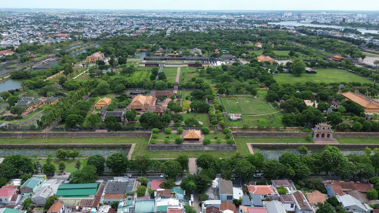 Tường Ho&agrave;ng th&agrave;nh Huế xuống cấp, c&oacute; nguy cơ sụp đổ bất cứ l&uacute;c n&agrave;o - Ảnh 1.