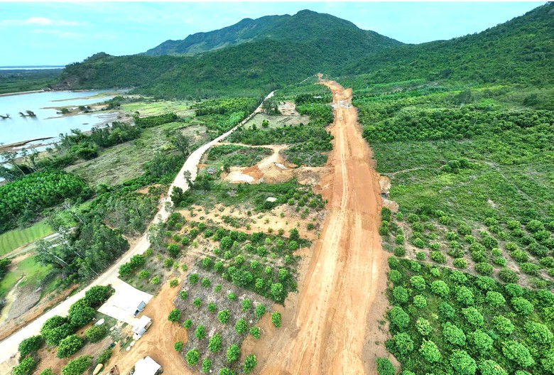 Gia Lai đẩy nhanh thi công đường kết nối cao tốc Bắc - Nam về bến cảng Phù Mỹ - Ảnh 3.