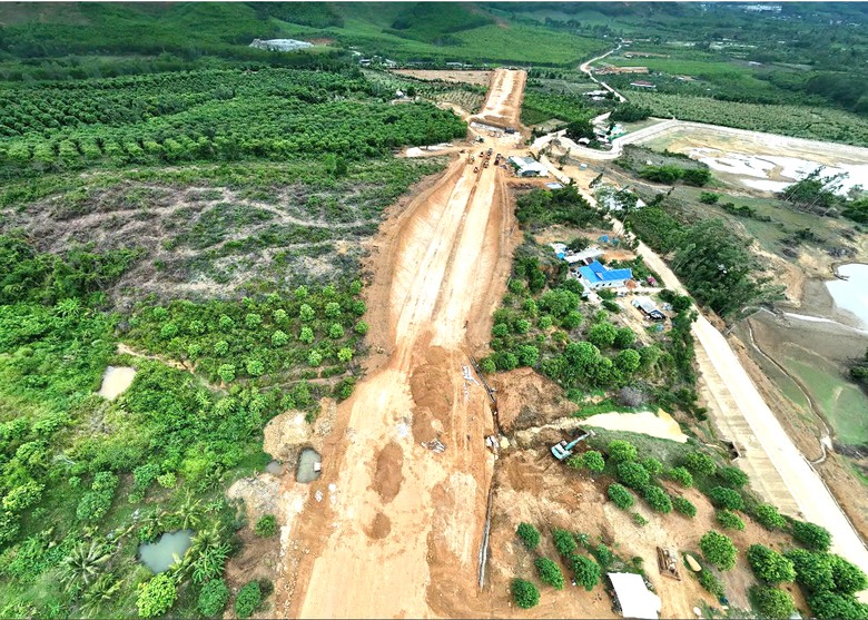 Gia Lai đẩy nhanh thi công đường kết nối cao tốc Bắc - Nam về bến cảng Phù Mỹ - Ảnh 2.