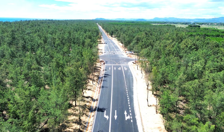 Quảng Ngãi sắp hoàn thành thêm gần 6km đường ven biển - Ảnh 1.