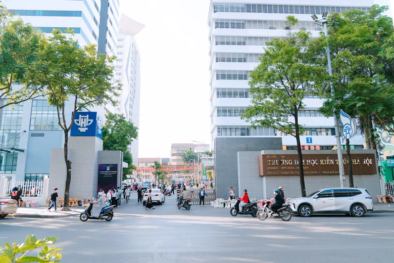 Trường Đại học Kiến trúc Hà Nội cảnh báo lừa đảo tân sinh viên qua đường link giả - Ảnh 1.