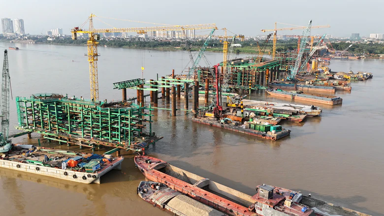 Cầu Trần Hưng Đạo tăng tốc, chạy đua tiến độ giữa m&ugrave;a mưa lũ - Ảnh 1.