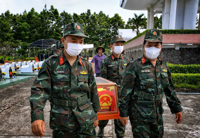 An Giang: Ph&aacute;t hiện nhiều di vật, ảnh ch&acirc;n dung khi lấy mẫu ADN h&agrave;i cốt liệt sĩ  - Ảnh 3.