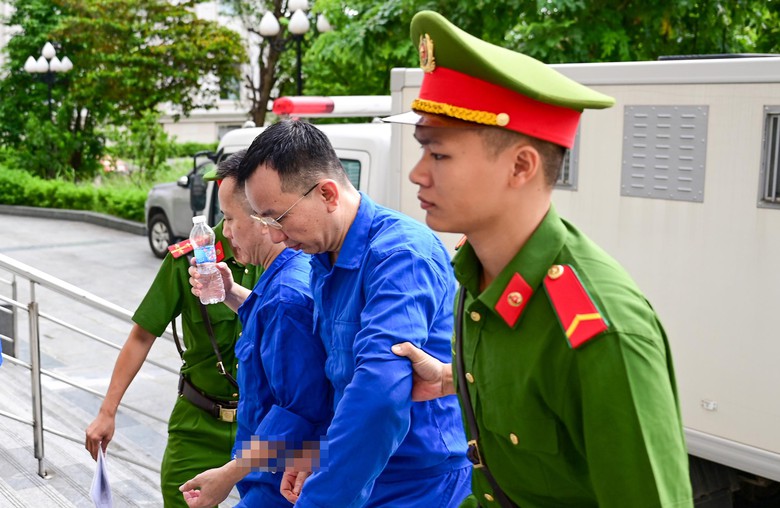 X&eacute;t xử cựu Thứ trưởng Nguyễn B&aacute; Hoan: H&igrave;nh ảnh c&aacute;c bị c&aacute;o hầu t&ograve;a vụ hối lộ 30 tỷ đồng - Ảnh 1.