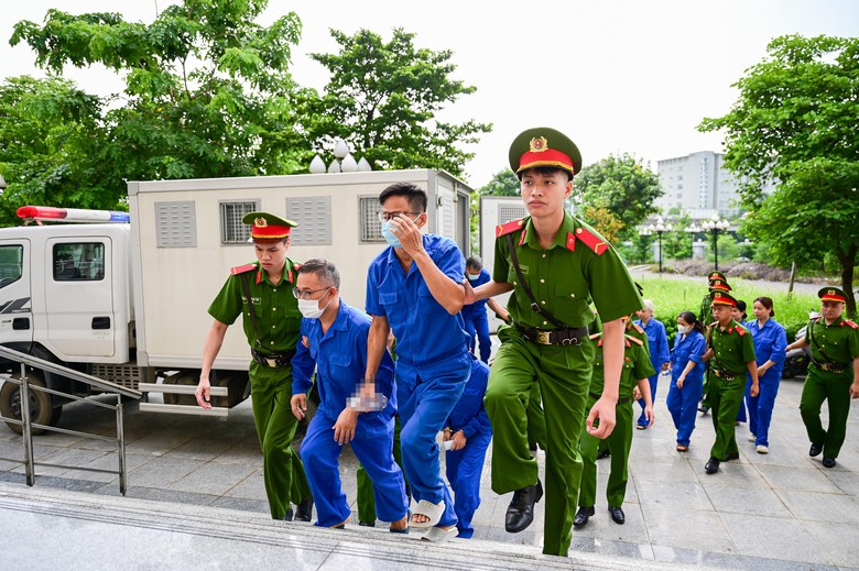 X&eacute;t xử cựu Thứ trưởng Nguyễn B&aacute; Hoan: H&igrave;nh ảnh c&aacute;c bị c&aacute;o hầu t&ograve;a vụ hối lộ 30 tỷ đồng - Ảnh 4.