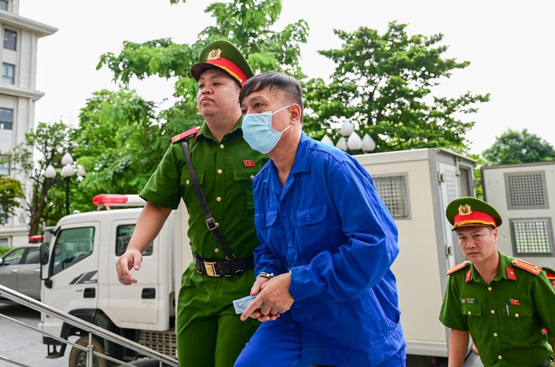 X&eacute;t xử cựu Thứ trưởng Nguyễn B&aacute; Hoan: H&igrave;nh ảnh c&aacute;c bị c&aacute;o hầu t&ograve;a vụ hối lộ 30 tỷ đồng - Ảnh 2.