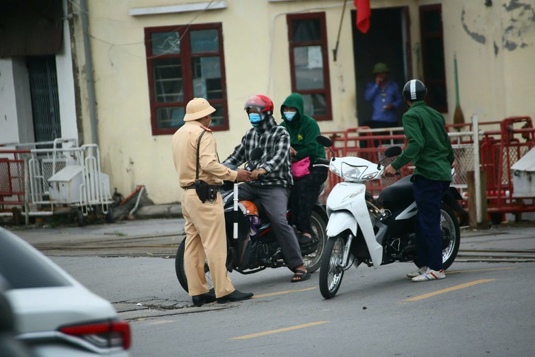 Hà Nội: Quyết liệt xóa lối đi tự mở, lập lại hành lang an toàn đường sắt - Ảnh 2.