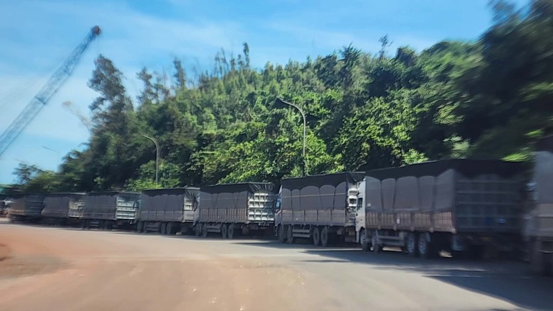 H&agrave; Tĩnh: Xe tải dừng đỗ k&eacute;o d&agrave;i, QL12C qua cảng Vũng &Aacute;ng tiềm ẩn nguy hiểm - Ảnh 4.