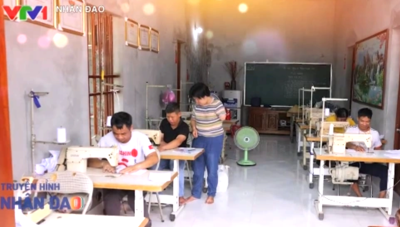 Sinh ra mất một nửa c&aacute;nh tay, người phụ nữ mở lối cho hơn 720 người khuyết tật - Ảnh 1.