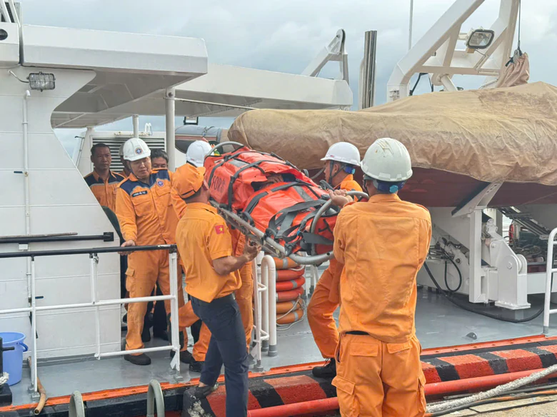 Đêm trắng cứu ngư dân nghi bị đau ruột thừa trên vùng biển Vũng Tàu - Ảnh 2.