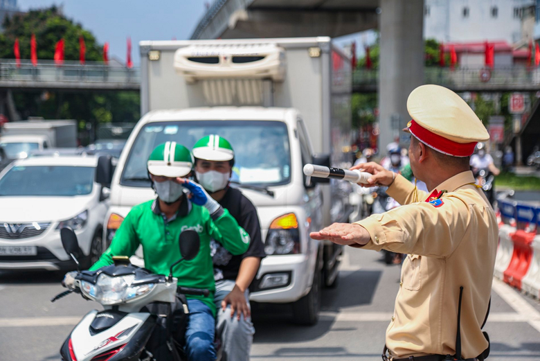 Siết chặt an toàn giao thông dịp Quốc khánh và tháng cao điểm học sinh đến trường - Ảnh 1.