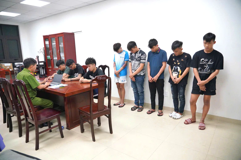 Huế: Khởi tố nh&oacute;m thiếu ni&ecirc;n mang hung kh&iacute;, chạy xe lạng l&aacute;ch - Ảnh 1.