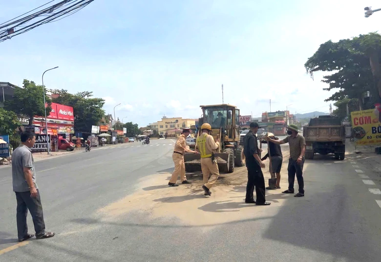 Ph&uacute; Thọ Xử l&yacute; l&aacute;i xe rơi v&atilde;i vật liệu x&acirc;y dựng g&acirc;y mất an to&agrave;n giao th&ocirc;ng - Ảnh 1.