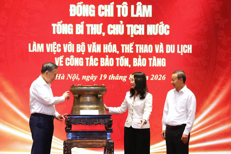 Bộ Văn h&oacute;a, Thể thao v&agrave; Du lịch trao tặng qu&agrave; đặc biệt tới Tổng B&iacute; thư, Chủ tịch nước T&ocirc; L&acirc;m - Ảnh 1.
