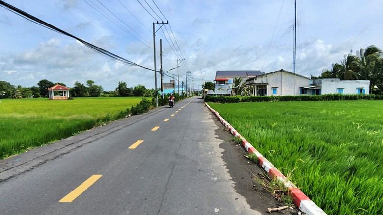 Xây dựng nông thôn mới: Cà Mau ưu tiên hạ tầng giao thông và thích ứng biến đổi khí hậu - Ảnh 1.