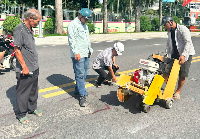 TP.HCM: Khoan lấy mẫu t&igrave;m nguy&ecirc;n nh&acirc;n đường B&ugrave;i Thị Xu&acirc;n vừa n&acirc;ng cấp đ&atilde; 'xuống cấp' - Ảnh 1.