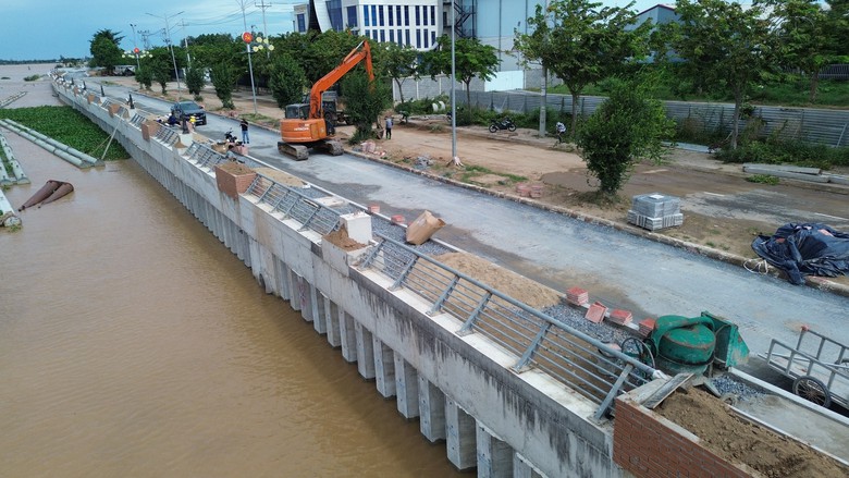 Đồng Th&aacute;p: Bờ k&egrave; hơn 220 tỷ đồng thi c&ocirc;ng theo lệnh khẩn cấp, về đ&iacute;ch sớm bốn th&aacute;ng - Ảnh 1.