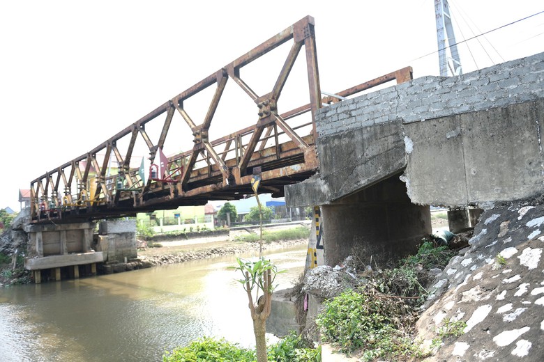 Ninh B&igrave;nh hạn chế giao th&ocirc;ng đường thủy phục vụ ph&aacute; dỡ cầu sắt k&ecirc;nh Quần Li&ecirc;u - Ảnh 1.