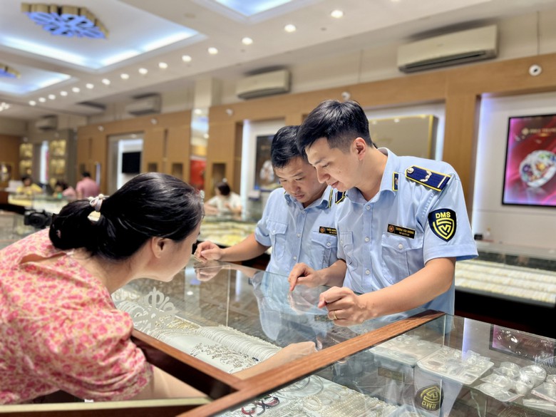 Hà Nội tăng kiểm tra, xử lý vi phạm trên thị trường vàng, bạc, ngoại tệ - Ảnh 1.